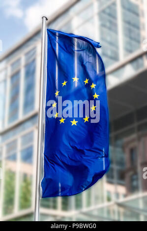 Drapeau de l'Union européenne soufflant en face d'un immeuble de bureaux Banque D'Images
