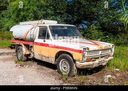 Vieille Nissan Pickup Junior reconstruite comme citerne Shell Banque D'Images