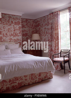 Toile de Jouy rose et des rideaux dans un pays avec des oreillers et blanc beroom couvre-lit sur le lit Banque D'Images