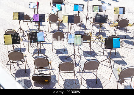 Des chaises vides et des notes sur le support musical. Des sièges vides dans l'orchestre Banque D'Images