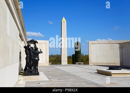 Statue et cénotaphe au sein des Forces armées, Mémorial National Memorial Arboretum, Alrewas, Staffordshire, Angleterre, Royaume-Uni, Europe de l'Ouest. Banque D'Images