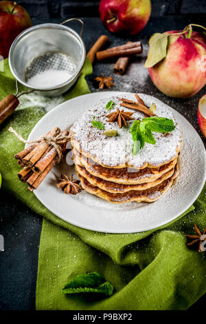 L'automne doux et épicé, avec des crêpes de pomme d'anis, la cannelle et le sucre, fond bleu foncé copy space Banque D'Images