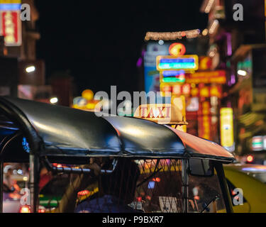 Près d'un signe de taxi taxi tuk tuk sur le marché nocturne de la rue dans la rue principale de Chinatown, Yaowarat road. Banque D'Images