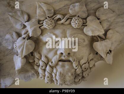 Fragment de vase monumental. Décorées avec Bacchus et silène. Forum impérial, Tarraco. 2ème ANNONCE de siècle. En d Luni-Carrara. Détail Fleurs. Musée Archéologique National. Tarragone. La Catalogne, Espagne. Banque D'Images