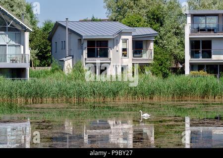 Luxe, Lakeside, eco friendly holiday home à Lower Mill Estate dans le Cotswold Water Park, Gloucestershire, Royaume-Uni Banque D'Images