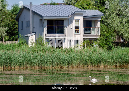 Luxe, Lakeside, eco friendly holiday home à Lower Mill Estate dans le Cotswold Water Park, Gloucestershire, Royaume-Uni Banque D'Images