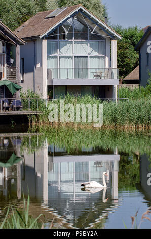 Luxe, Lakeside, eco friendly holiday home à Lower Mill Estate dans le Cotswold Water Park, Gloucestershire, Royaume-Uni Banque D'Images