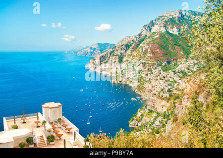 Café terrasse confortable avec vue sur la mer et sur la montagne près de Positano, côte amalfitaine, Campanie, Italie Banque D'Images