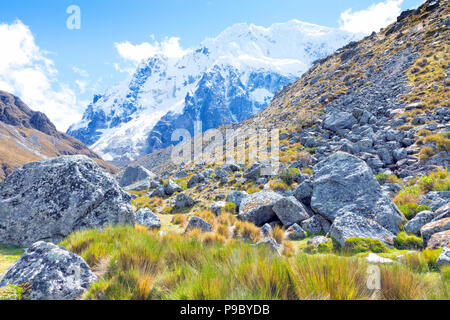 Vue panoramique sur les Andes enneigées de Salkantay chemin rocheux, d'un trek vers le Machu Picchu . Banque D'Images