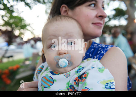 Un bébé avec une sucette. Banque D'Images