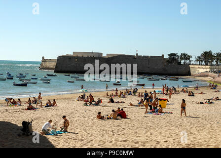 La longue plage qui s'étend le long de l'Avenue Campo del sur en C‡diz, une ancienne ville portuaire dans la région du sud-ouest de l'Andalousie en Espagne. A proximité se trouve e Banque D'Images