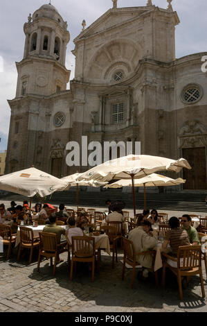 L'heure du déjeuner dans le restaurant parasols sur la Plaza de la Catedral en face de la Cathédrale de Cadix ( Catedral de Santa Cruz de Cadix), un catholique romain ch Banque D'Images