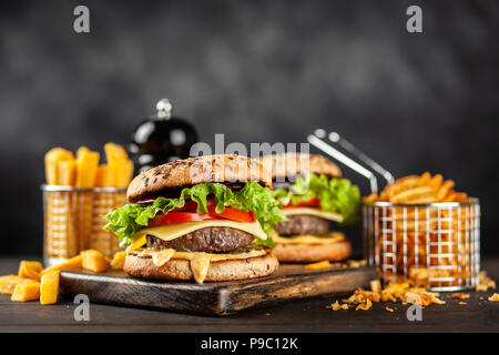 De délicieux hamburgers grillés Banque D'Images