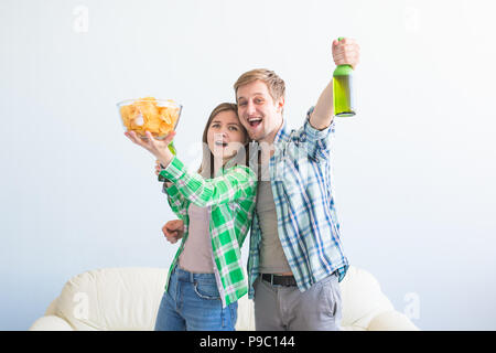 Coupe du monde de soccer concept - couple moderne excité et heureux à regarder les sports jeu sur plat Banque D'Images