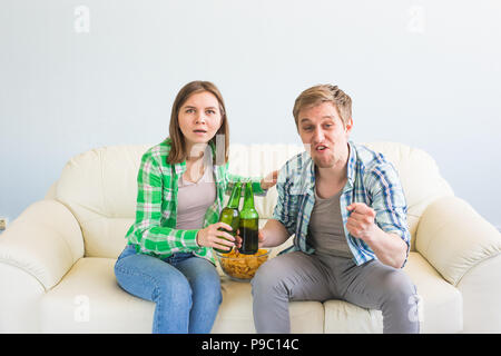 Coupe du monde de soccer concept - couple moderne excité et heureux à regarder les sports jeu sur plat Banque D'Images