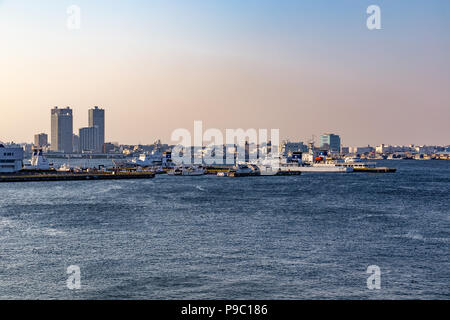 Donnant sur la baie de Tokyo à partir de la jetée de passagers Osanbashi à Yokohama Banque D'Images