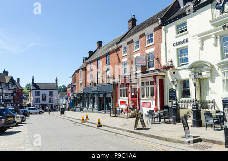 Magasins et cafés à Victoria Square, dans le Derbyshire Dales bourg de Ashbourne Banque D'Images