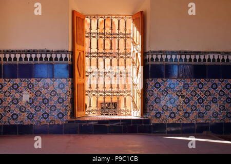 Luminaires muraux recouverts de carreaux décoratifs motif traditionnel marocain en palace appelé kasbah, fenêtre ouverte en bois avec volets roulants, fait sunny Banque D'Images