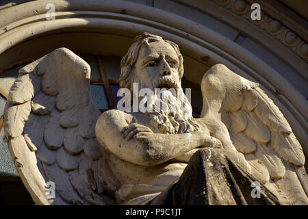 Des statues dans le cimetière. Grand old man angel en haut d'un tombeau. Banque D'Images