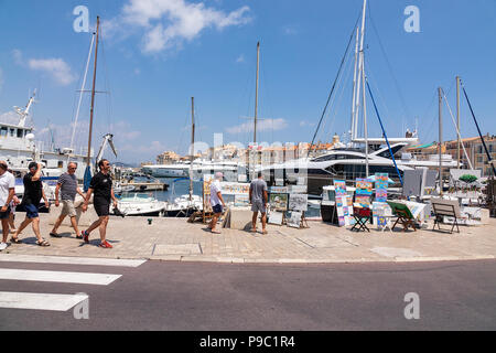 Yachts amarrés dans le port de Saint Tropez dans le sud de France sur la Côte d'Azur Banque D'Images