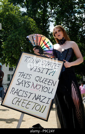 13 juillet 2018.Le centre de Londres. Manifestation contre la visite du président américain Donald Trump à l'Angleterre. Une drag queen détient un grand panneau disant rejecti Banque D'Images