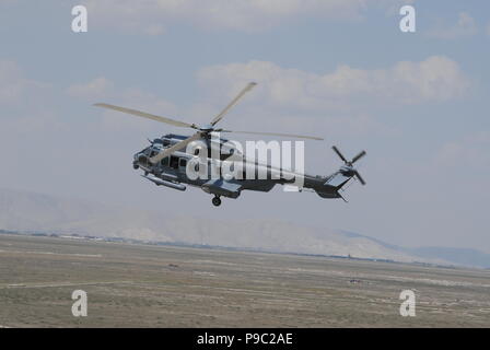 Hélicoptère militaire Cougar de l'Arabie Royal Air Force pendant la reprise du personnel de mission de l'Anatolian Phoenix Exercice CSAR à Konya Banque D'Images