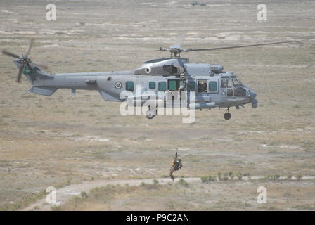 Hélicoptère militaire Cougar de l'Arabie Royal Air Force pendant la reprise du personnel de mission de l'Anatolian Phoenix Exercice CSAR à Konya Banque D'Images