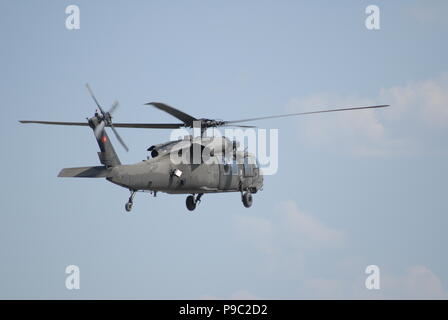 Sikorsky S-70 (UH-60 Black Hawk) hélicoptère utilitaire militaire de l'air turque au cours de la tâche de récupération de personnel de l''Anatolian Phoenix CSAR Exer Banque D'Images