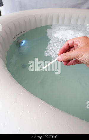 Les bandelettes de test de l'eau utilisée dans un jacuzzi Banque D'Images