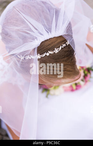 Mariée mariage riz préparation seads après l'église en pierres traditionnelles Banque D'Images