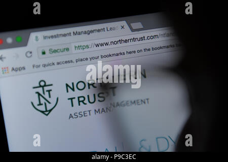 Le site web de Northern Trust vu à travers une loupe Banque D'Images