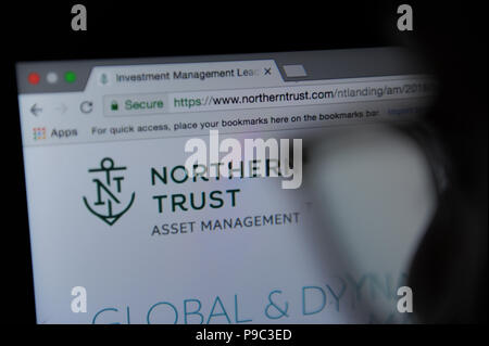Le site web de Northern Trust vu à travers une loupe Banque D'Images