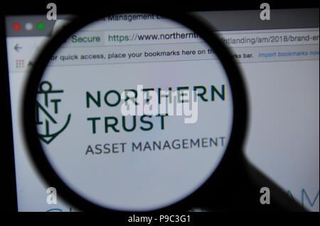 Le site web de Northern Trust vu à travers une loupe Banque D'Images