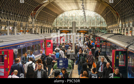 Les passagers à marcher le long d'une plate-forme après un train en gare de Paddington Londres Banque D'Images