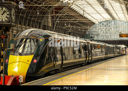 Nouvelle Classe 800 diesel train électro inter city aux côtés d'une plate-forme ferroviaire de Paddington à Londres. Il est exploité par la Great Western Railway Banque D'Images