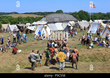 Jeux Viking pendant le Festival Viking à Fyrkat, Danemark Banque D'Images