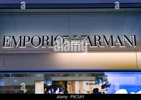 Wiesbaden, Allemagne - 03 juin 2018 : EMPORIO ARMANI logo sur une façade. Armani est une maison de mode internationale, fondée en 1975 par Giorgio Armani. Banque D'Images