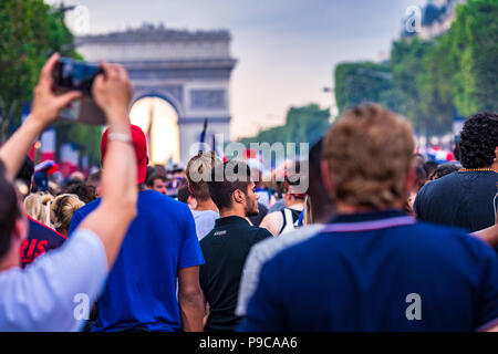 Paris, France. 15 juillet, 2018. Les grandes foules de célébrer dans les rues de Paris après la France remporte la Coupe du Monde de la FIFA 2018 en Russie. Paris, France. Banque D'Images
