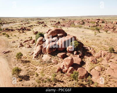 Des rochers massifs formées par l'érosion dans les Karlu Karlu Devils Marbles, domaine de l'Outback (Territoire du Nord, Australie) Banque D'Images