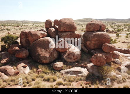 Des rochers massifs formées par l'érosion dans les Karlu Karlu Devils Marbles, domaine de l'Outback (Territoire du Nord, Australie) Banque D'Images