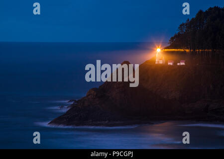 Oregon's Head Lighthouse Heceta qui brille au crépuscule Banque D'Images