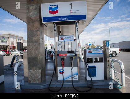 Station essence Chevron au Mexique. Techron. Station d'essence. Service de l'essence, diesel. Les hydrocarbures, mélange, le pétrole, la distillation, la combustion de carburant, Banque D'Images