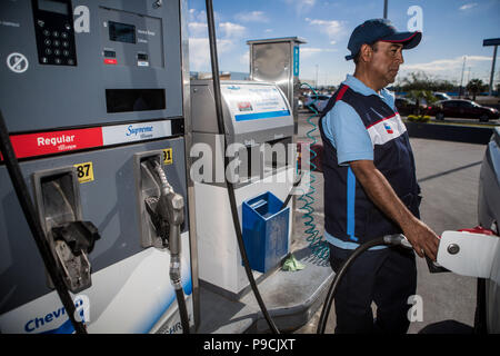 Station essence Chevron au Mexique. Techron. Station d'essence. Service de l'essence, diesel. Les hydrocarbures, mélange, le pétrole, la distillation, la combustion de carburant, Banque D'Images