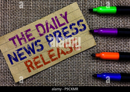 Texte de l'écriture écrit le Daily News Communiqué de presse. Sens Concept annonçant grande nouvelle ou parler aux gens de carton jute souris ordinateur backgroun Banque D'Images