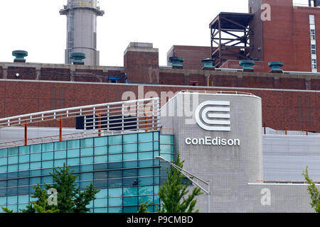 La centrale de con Edison East River avec deux piles d'acier dans un ciel ensoleillé. Con Ed, Consolidated Edison à Manhattan, New York. Banque D'Images