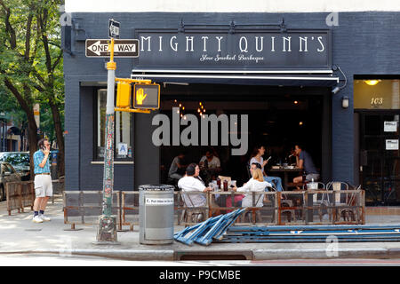 [Front de vente historique] Mighty Quinn's Barbeque, 103 second Ave, New York, NY. Façade extérieure d'un restaurant barbecue dans l'East Village de Manhattan Banque D'Images