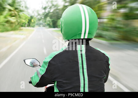 Vue arrière du taxi moto sur le chemin dans la ville Banque D'Images