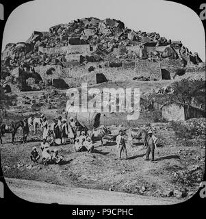 Une photographie montrant la fin de l'époque Victorienne Fort Chitradurga en Inde. Il Chitaldoorg appelé les Britanniques, est une fortification qui chevauche plusieurs collines et surplombant une vallée d'une télévision dans le district de Chitradurga, Karnataka, Inde. Le nom du fort Chitrakaldurga, ce qui signifie 'fort pittoresque" en Kannada, est l'homonyme de la ville Chitradurga et son pays. Le fort a été construit en plusieurs étapes entre le 11ème et 13ème siècles par les souverains dynastiques de la région y compris le Chalukyas et Hoysalas. Banque D'Images