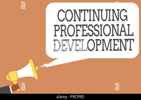 La main conceptuel montrant un développement professionnel continu. Photo d'affaires mettant en valeur le suivi et documenter les connaissances Man holding megaphon Banque D'Images