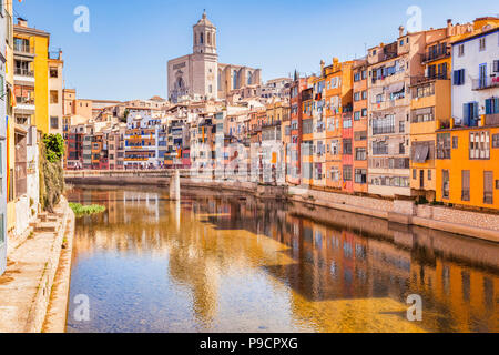 Maisons de la cité médiévale sur les bords de la rivière Onyar, et la cathédrale de Saint Mary de Gérone, Gérone, Catalogne, Espagne. Banque D'Images